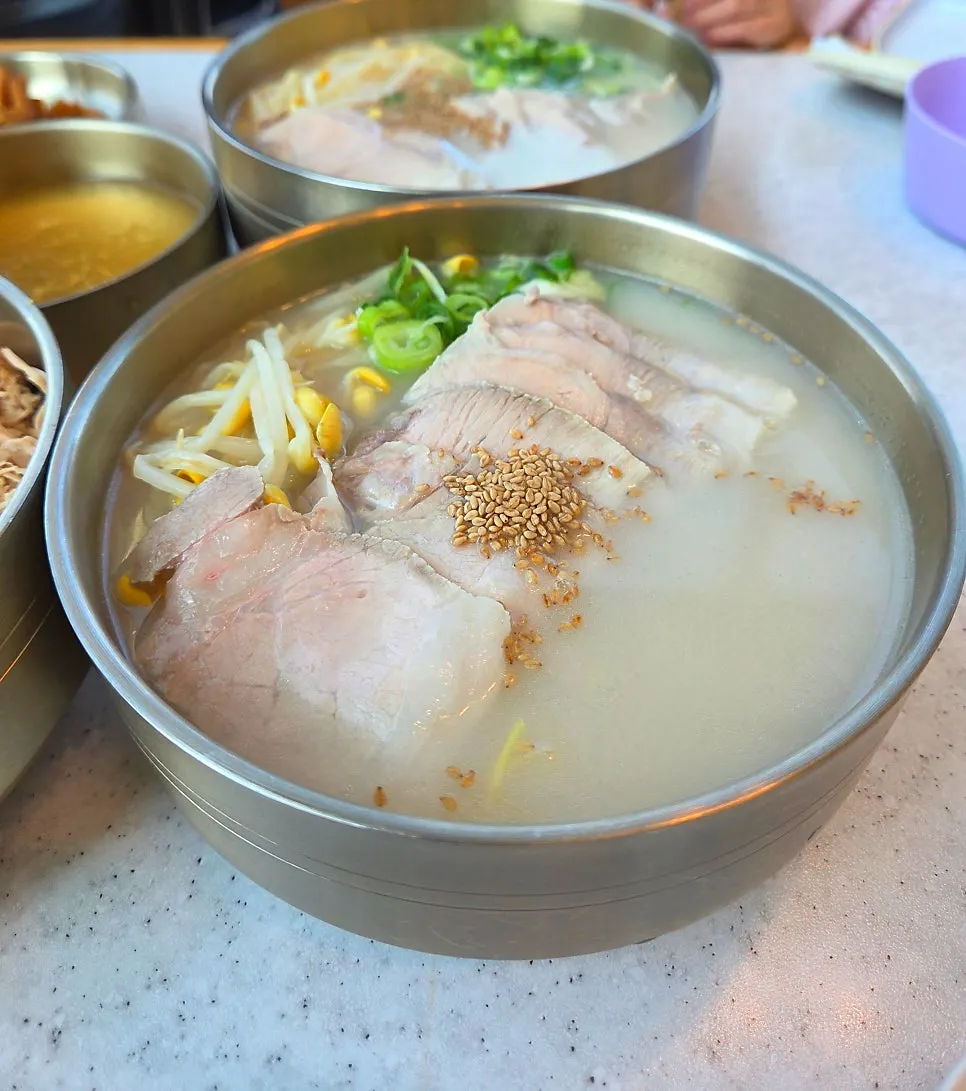 고기 고명이 넉넉하게 올라간 진한사골국수