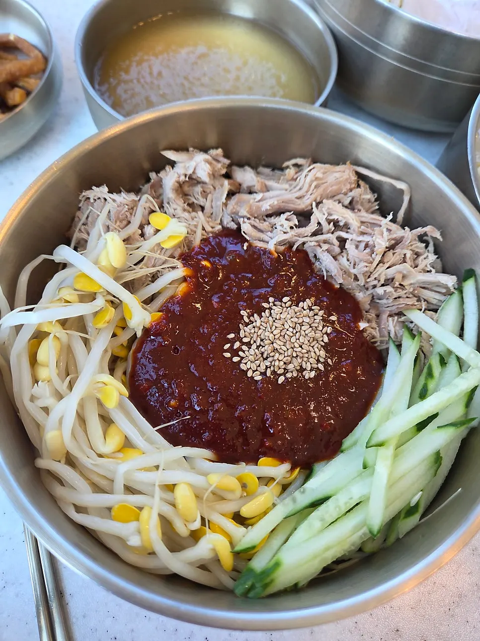 부드러운 고기 고명이 올라간 국수
