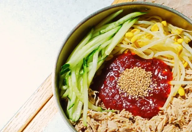 오이와 콩나물이 듬뿍 올라간 비빔국수