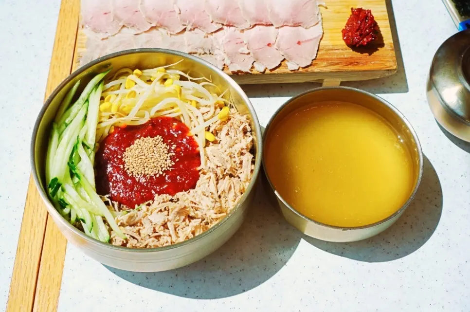 참치가 올라간 동치미 비빔국수