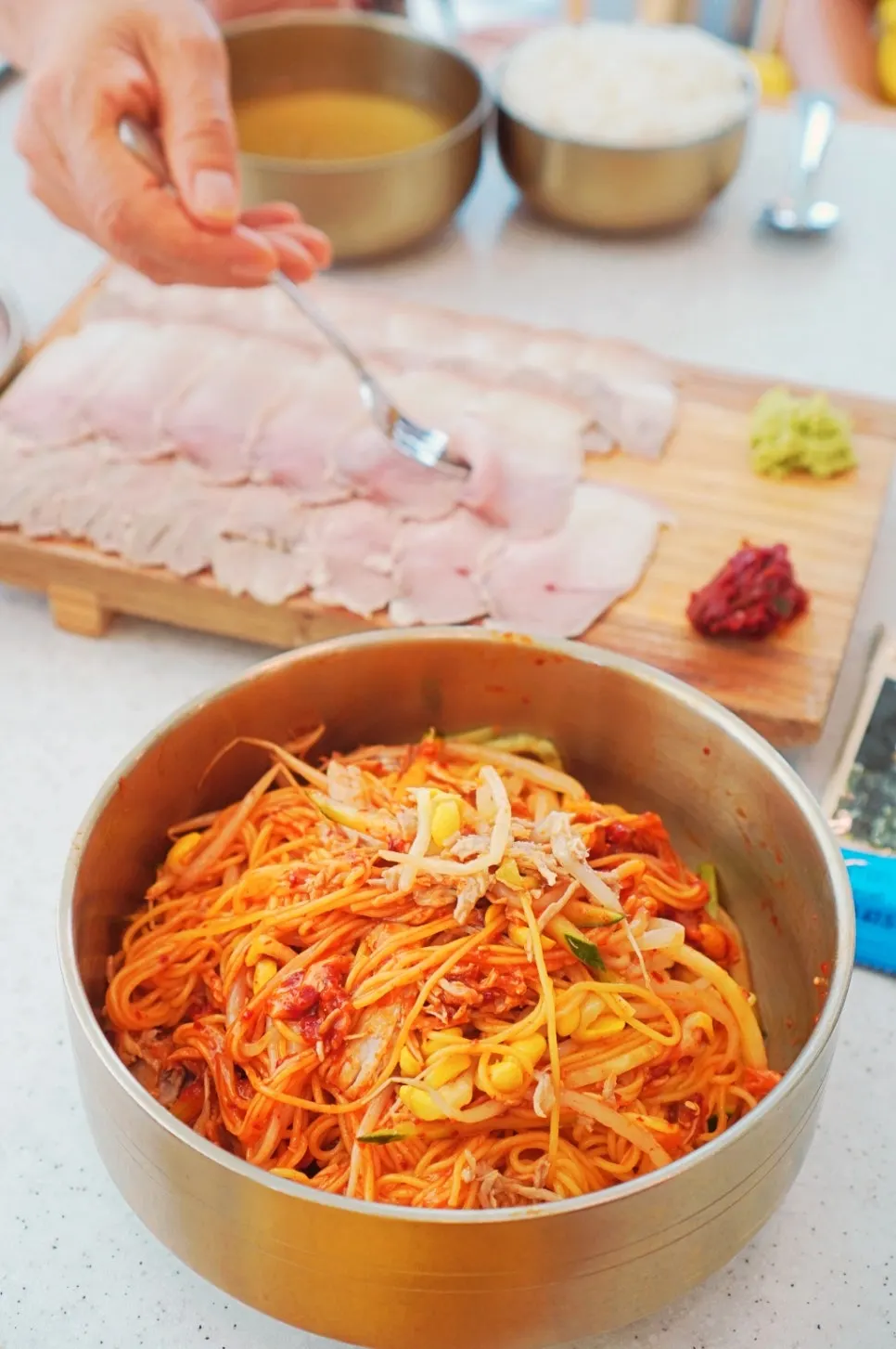 살얼음 동치미 국물과 비빔국수
