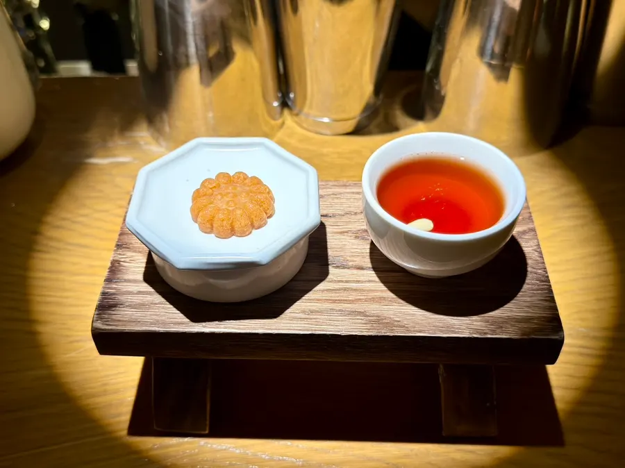 Sujeonggwa and yakgwa served as a pre-drink starter
