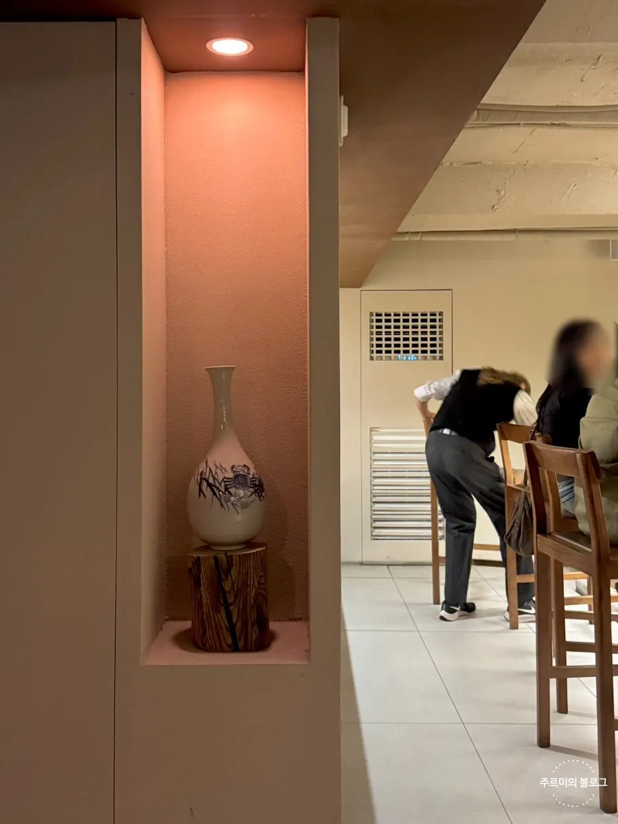 하눅 바 뒤편 주류 진열