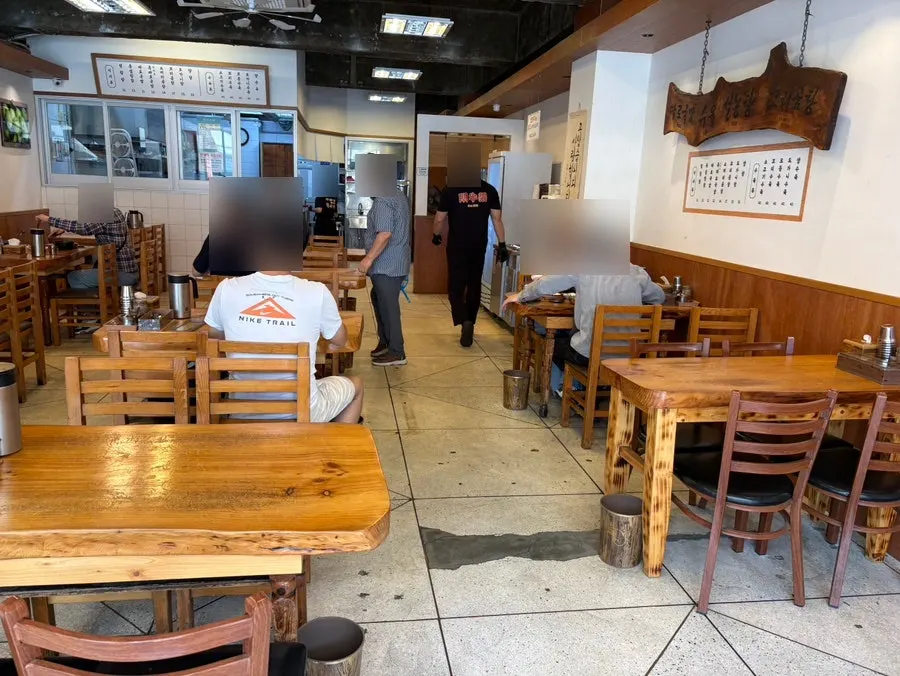 손님들이 국밥을 먹고 있는 한우장 내부