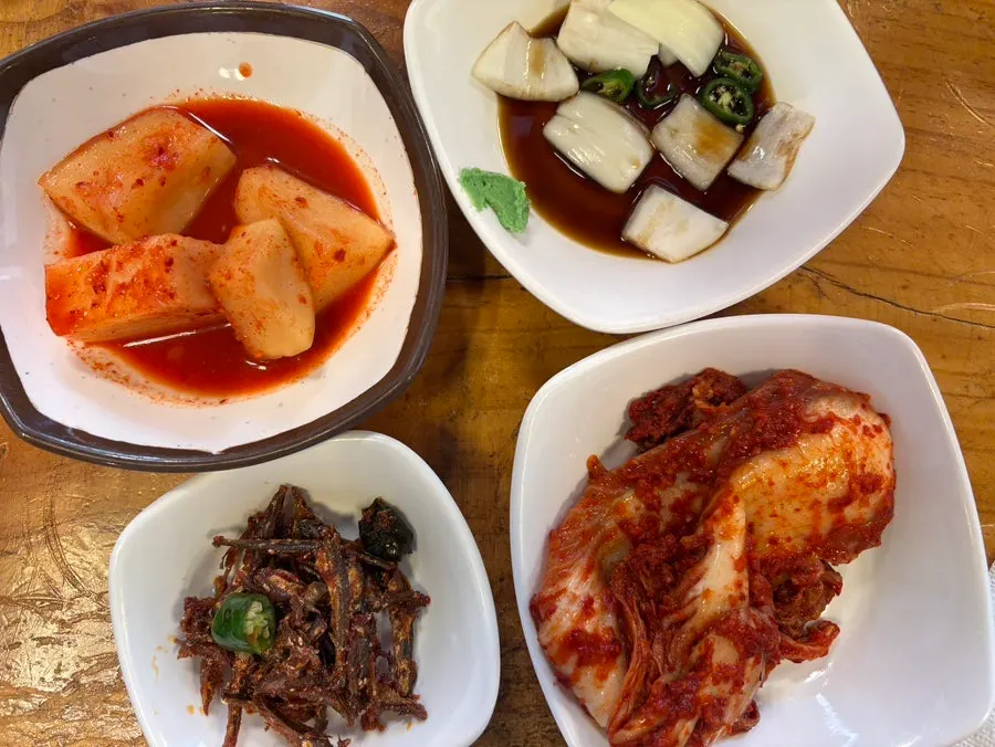 한우장 배추김치와 멸치볶음 밑반찬 상차림