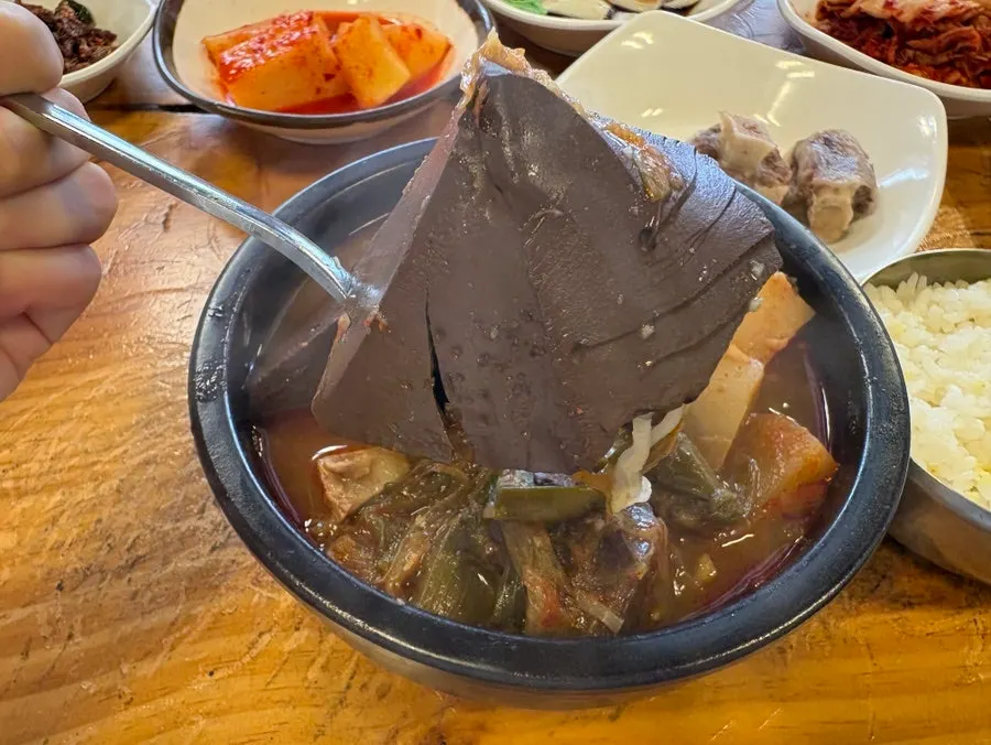 선지가 올라간 특따로국밥 뚝배기