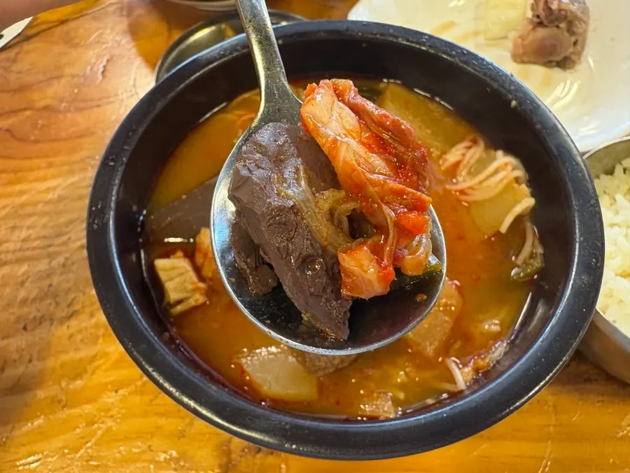 밥을 말아 먹는 특따로국밥