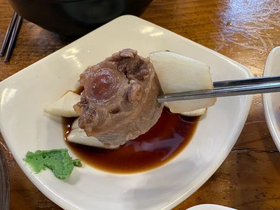 양파지에 찍어 먹는 꼬리곰탕 꼬리살