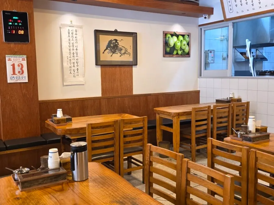 Spacious dining seats at Hanwoojang