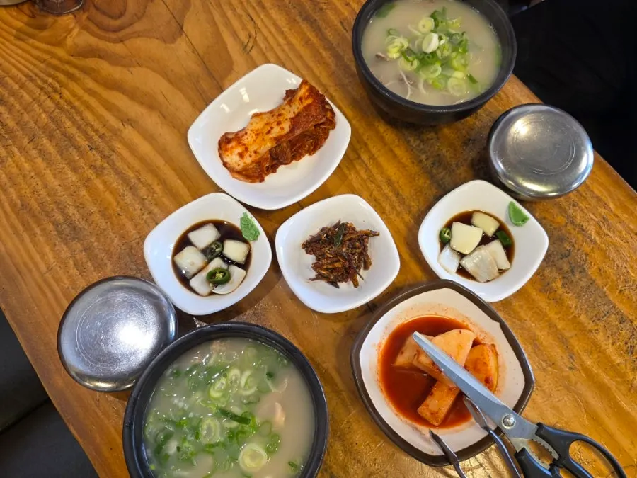 A quickly served bowl of gomtang at Hanwoojang