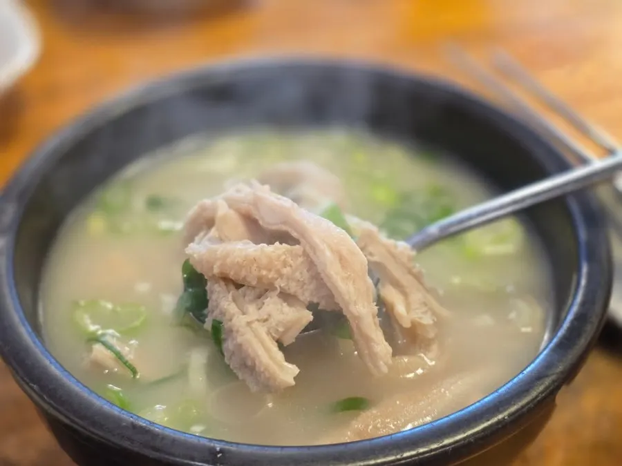 Hanwoojang yangtang packed with beef tripe