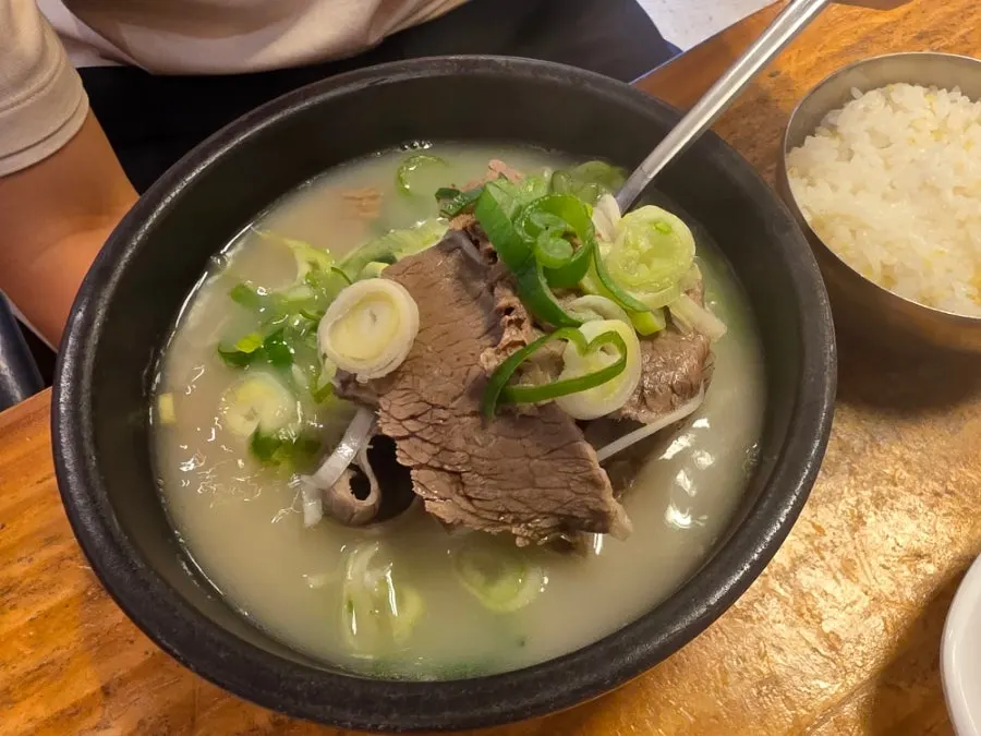Hanwoojang's teuk-seolleongtang with extra meat and noodles