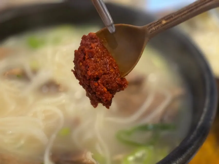 Mixing dadaegi into the seolleongtang