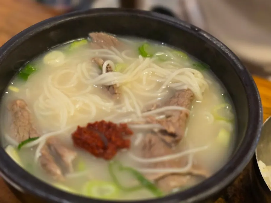 Finishing off a bowl of Hanwoojang gukbap