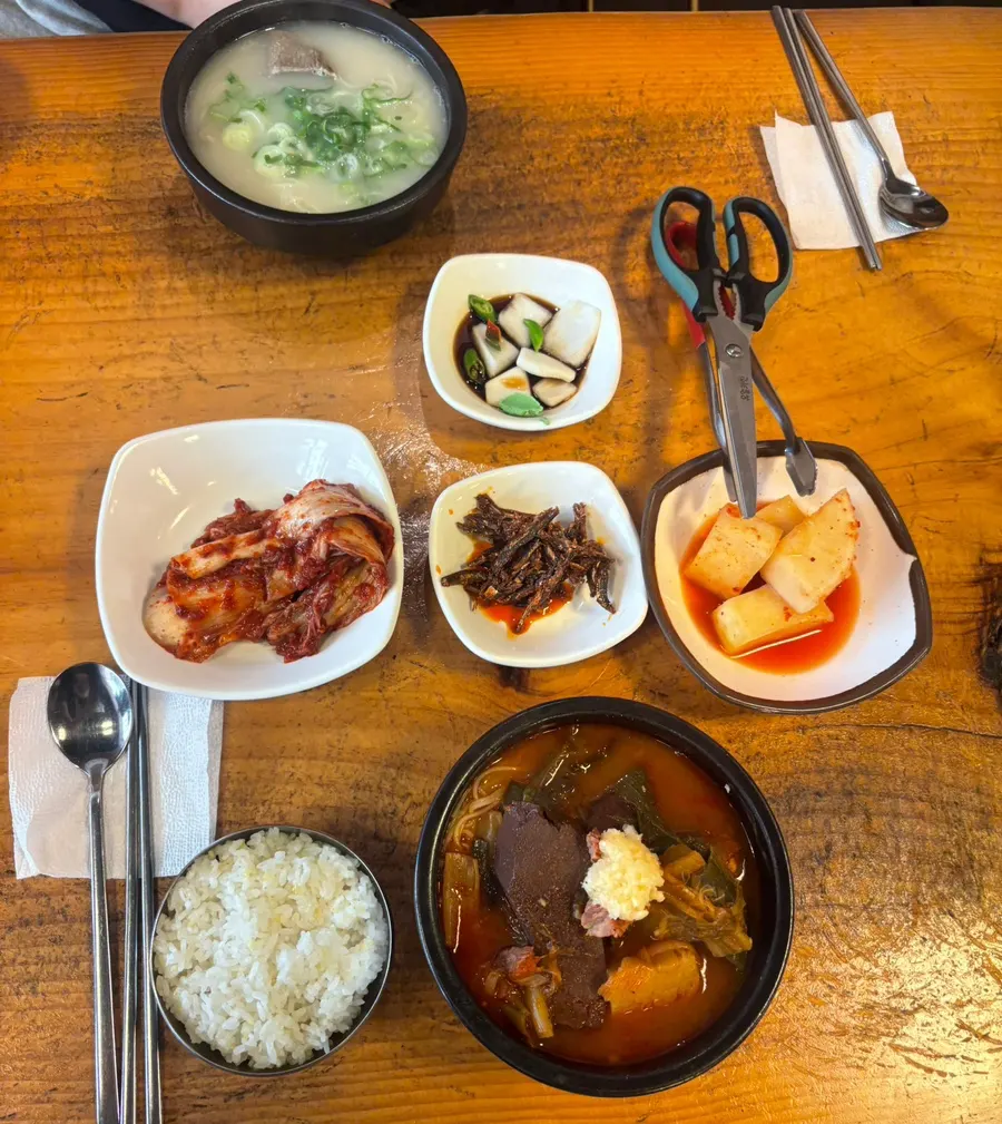김치와 깍두기, 장아찌가 있는 한우장 셀프바