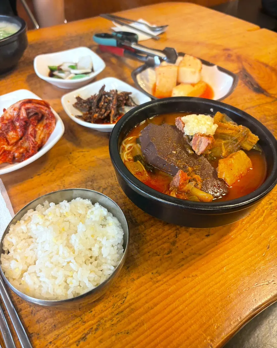 빨간 국물의 한우장 특따로국밥 한 그릇