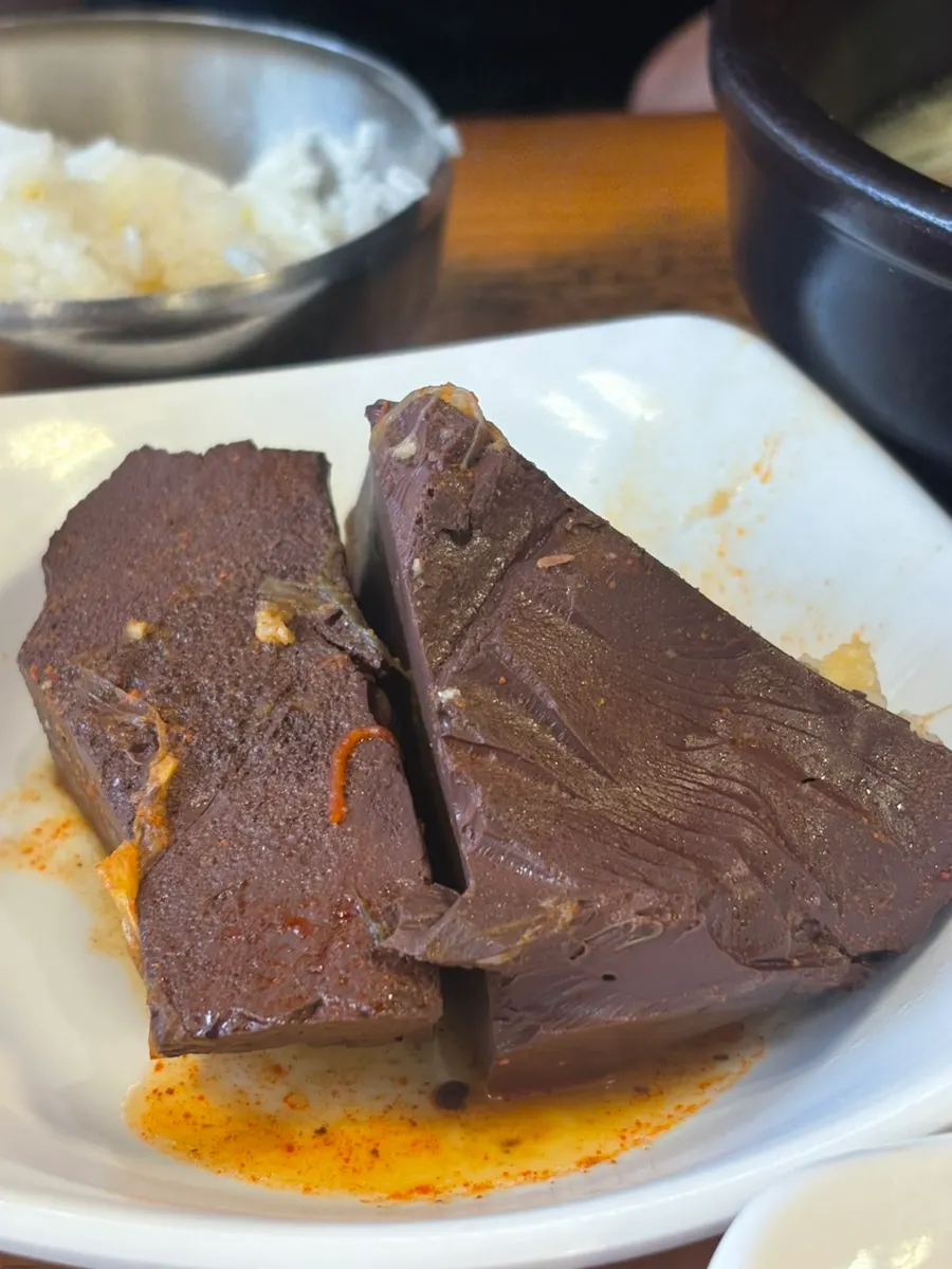 고기와 사리가 푸짐하게 담긴 특설농탕