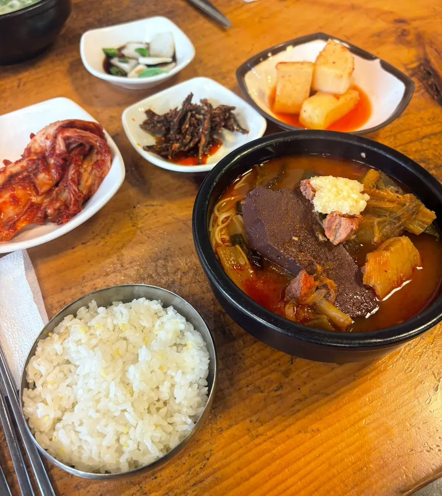 숟가락으로 들어올린 커다란 선지 한 덩이