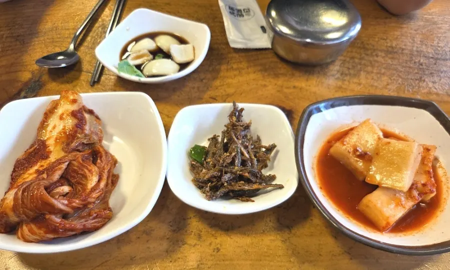 Table set with Hanwoojang's basic side dishes