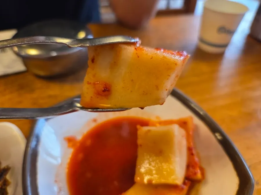 Basic side dishes served alongside the gukbap