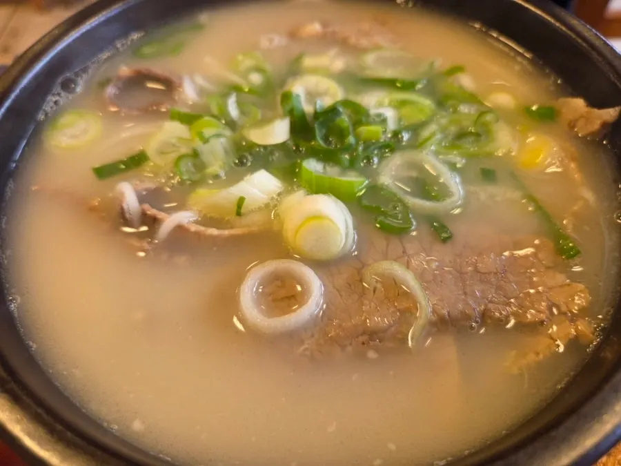 A bowl of Hanwoojang's special seolnongtang