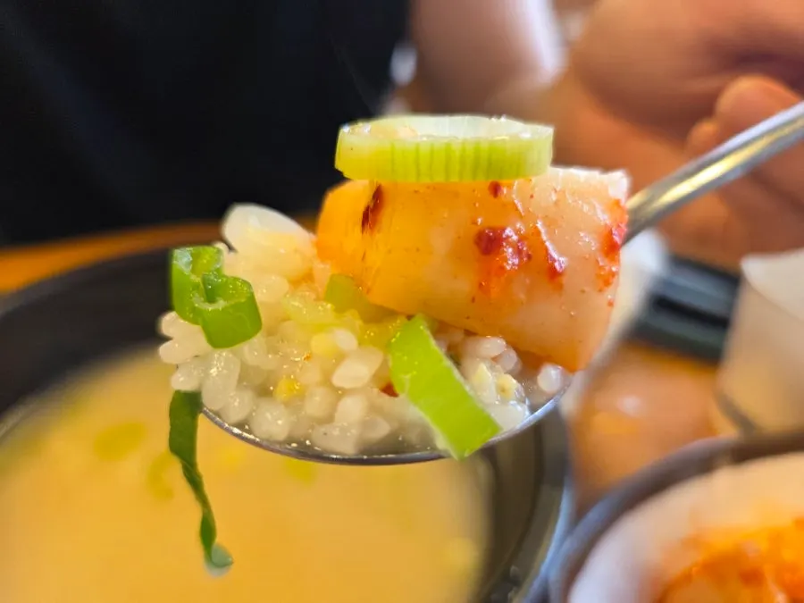 Seasoning the seolnongtang and rice to taste