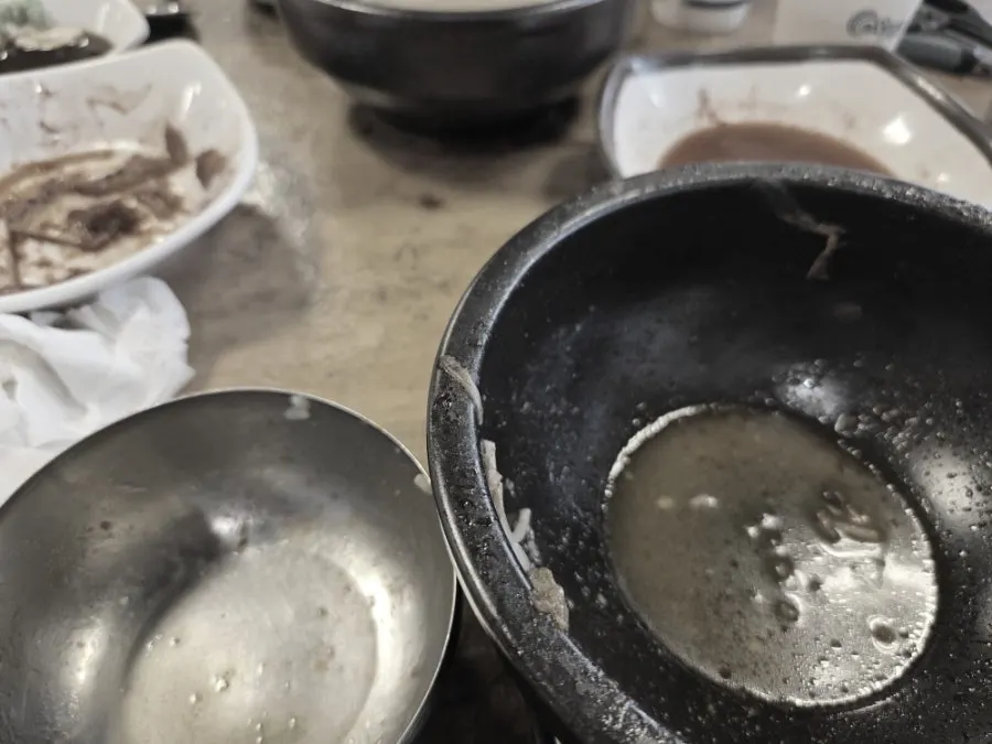 A full spread of ttaro-gukbap and seolnongtang at Hanwoojang
