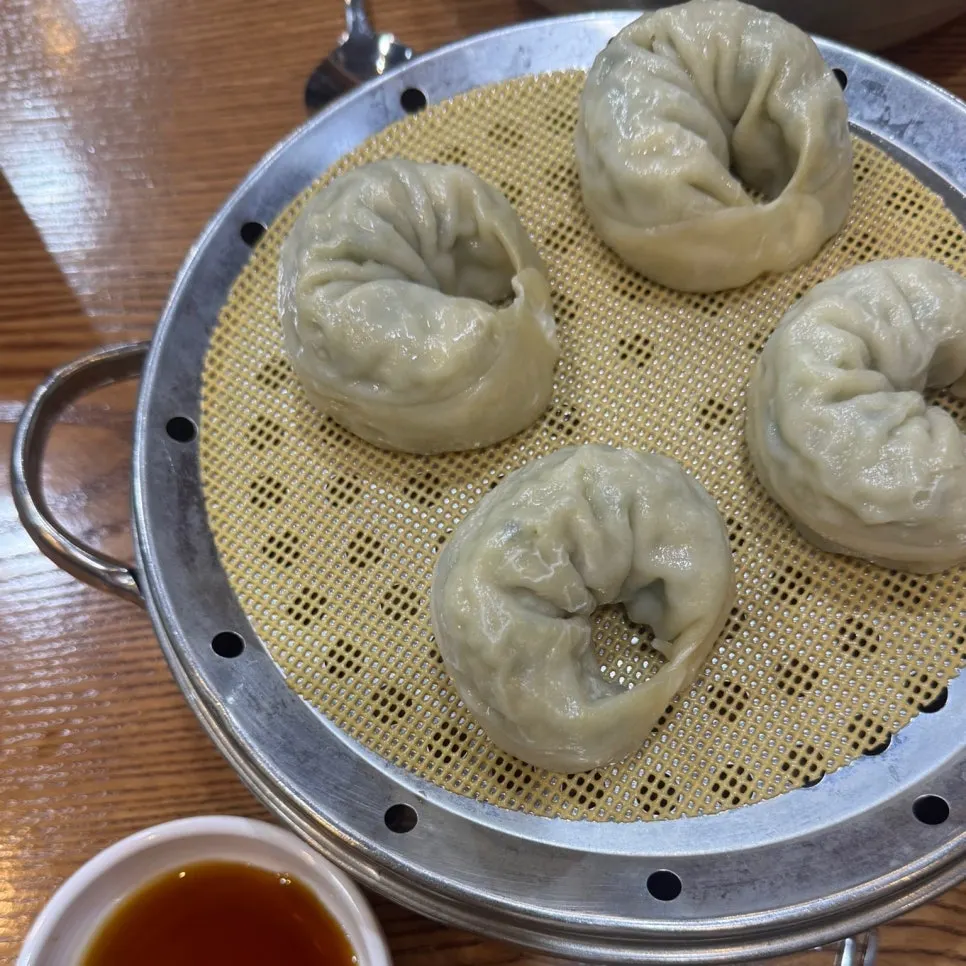 Four pieces of meat king mandu served with soy sauce