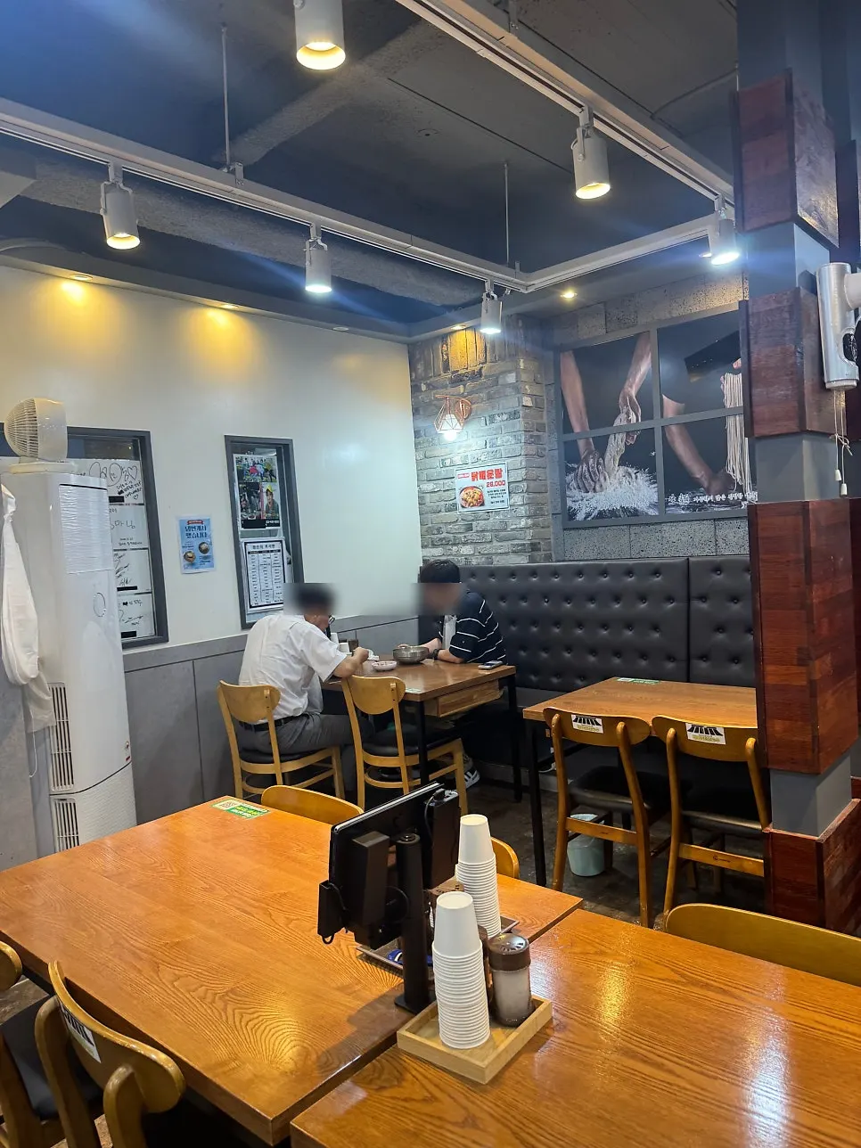 Tables inside Hanyang Dak Kalguksu