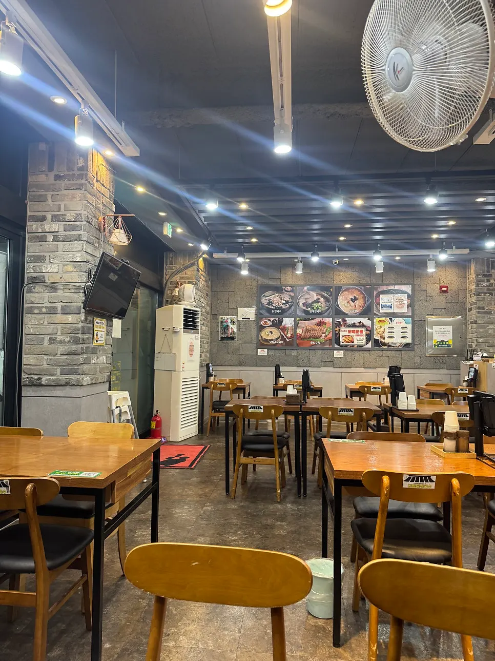 Overview of the dining hall at Hanyang Dak Kalguksu