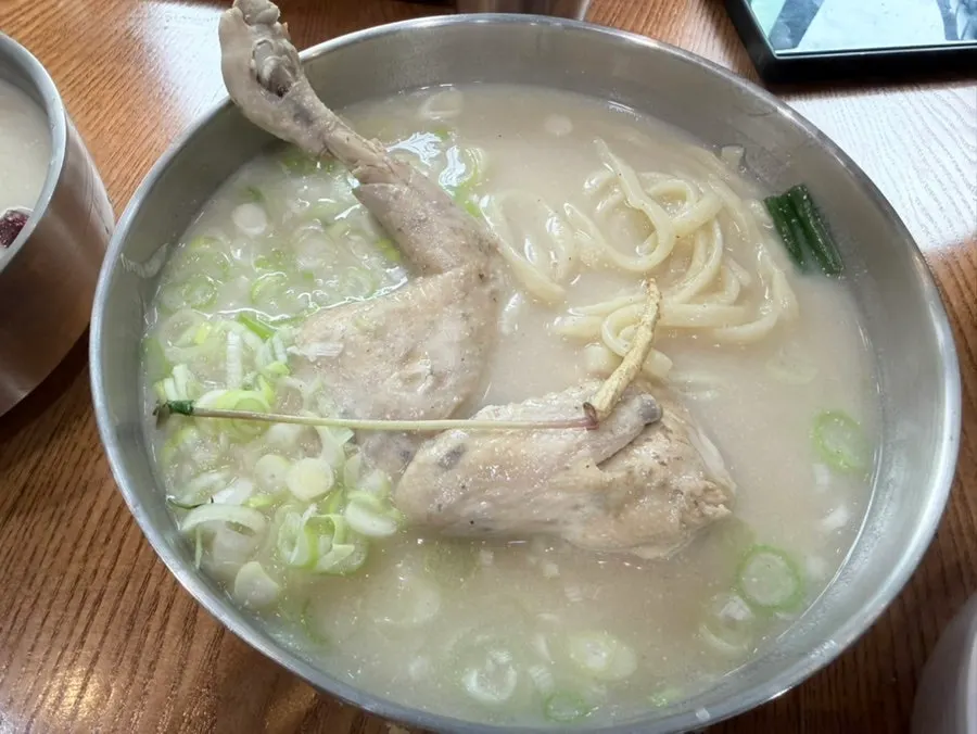 닭다리와 찹쌀밥, 새싹삼이 든 삼계칼국수