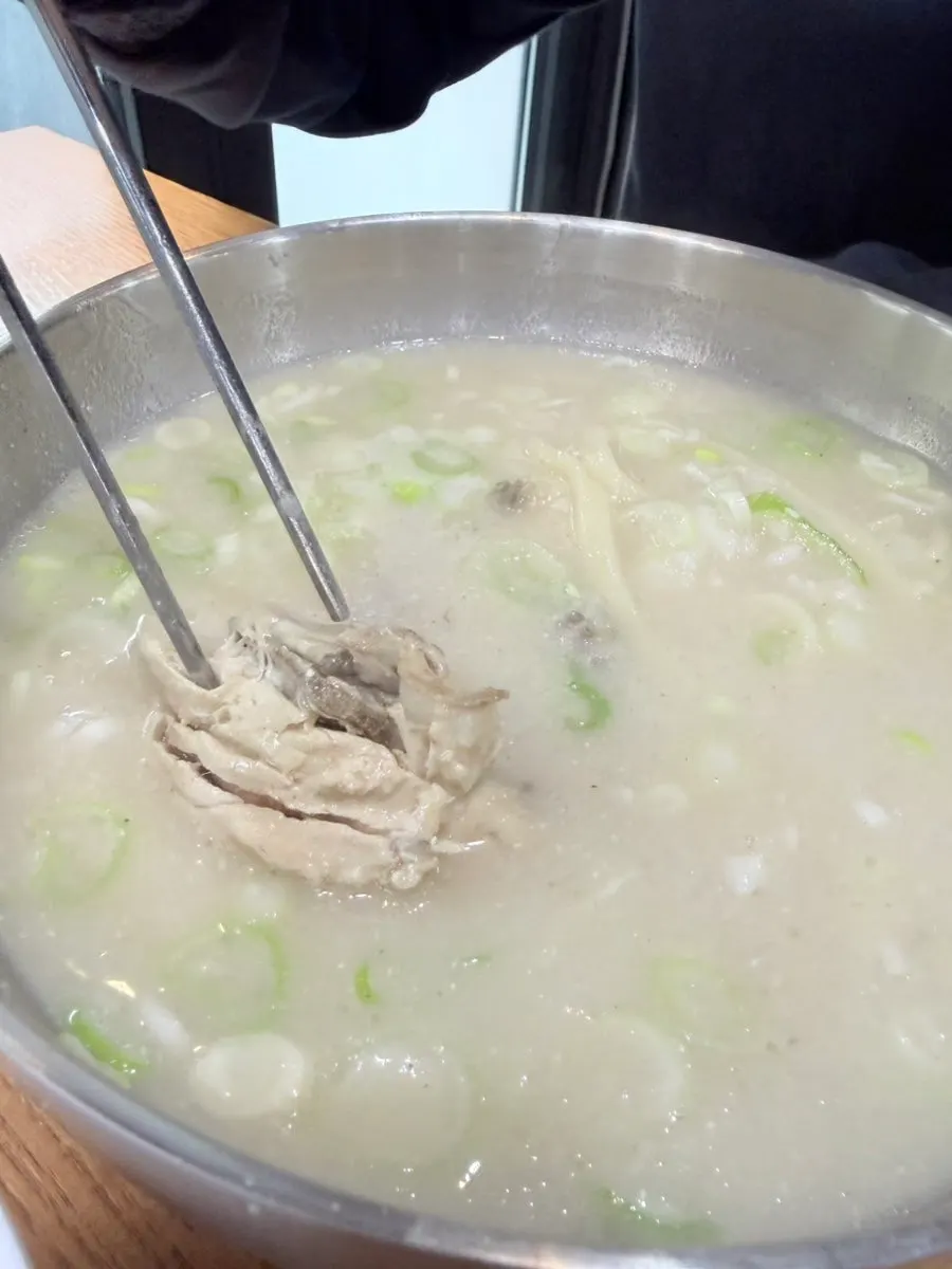 삼계칼국수 면을 건져 올린 모습