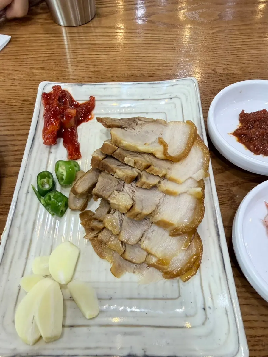 수육 한 점과 곁들이 반찬