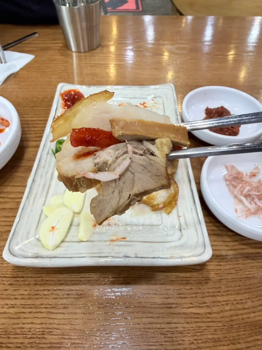 새우젓과 마늘, 무말랭이를 곁들인 수육