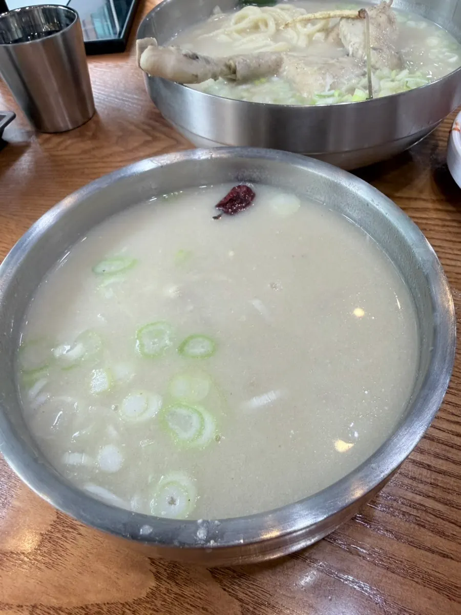 약재 향이 도는 닭곰탕 국물