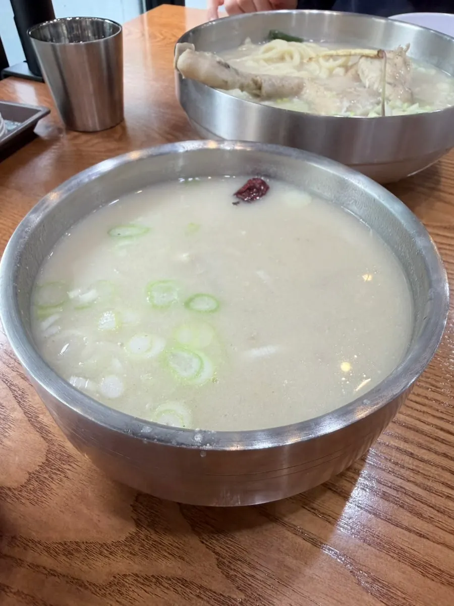 닭곰탕 국물을 숟가락으로 떠올린 모습