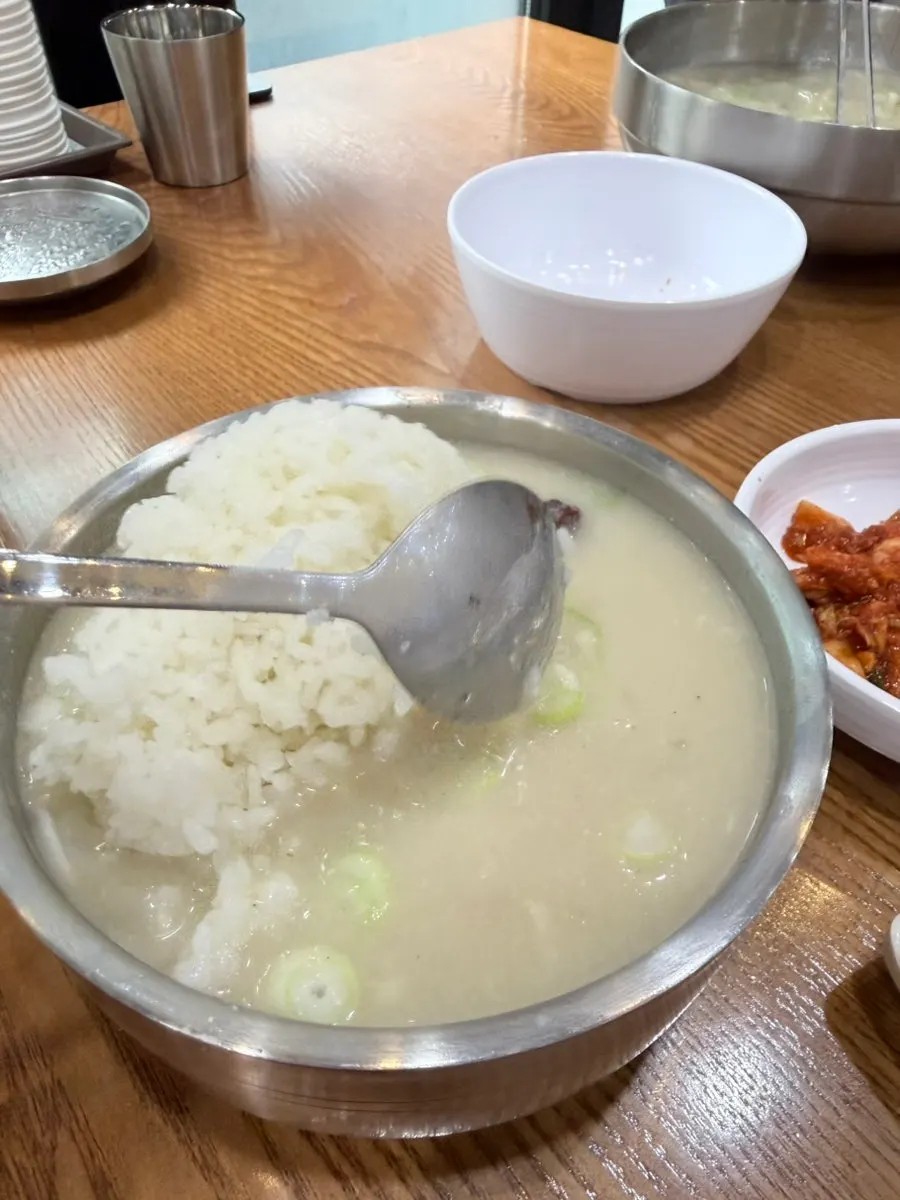 닭곰탕에 밥을 말아 넣은 그릇