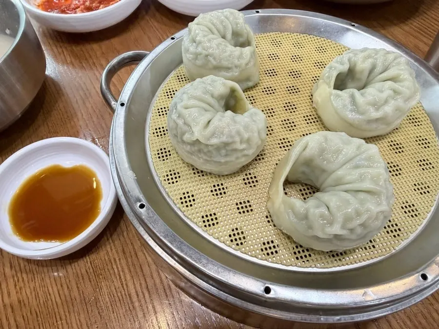 속이 꽉 찬 고기왕만두