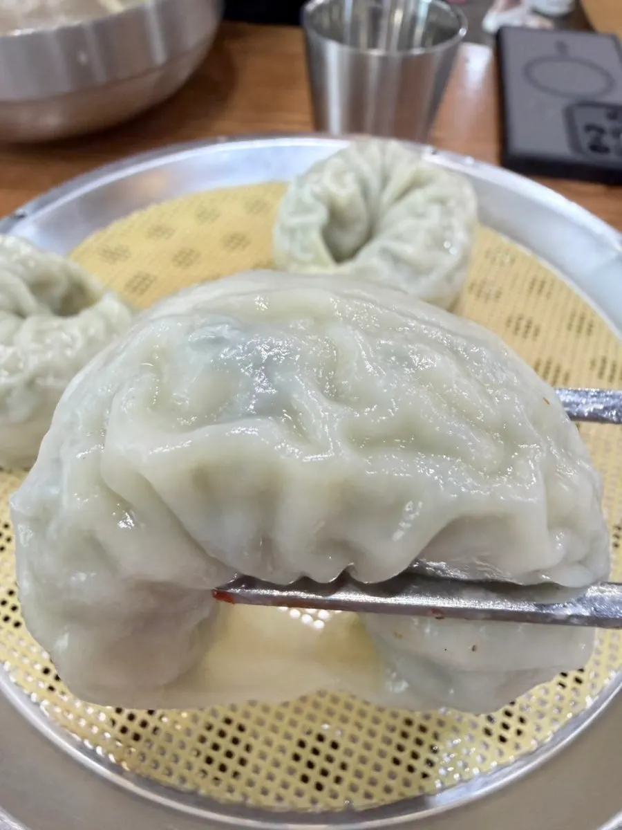 닭칼국수와 만두를 함께 놓은 상차림