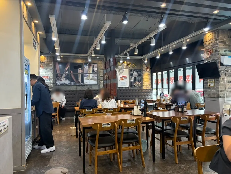 View near the entrance of Hanyang Dak Kalguksu Main Branch