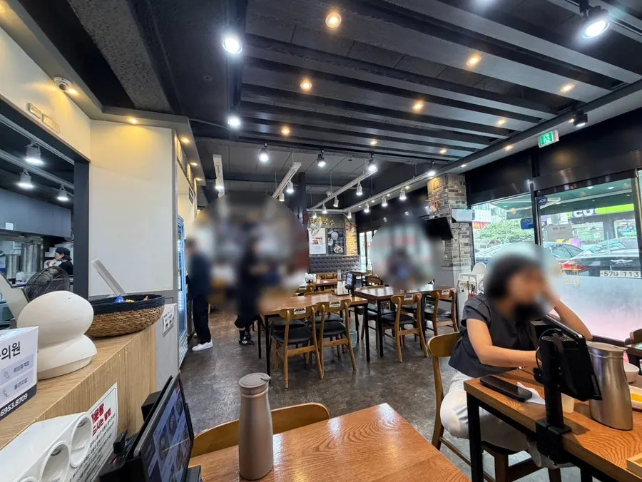 Deep interior of Hanyang Dak Kalguksu Main Branch