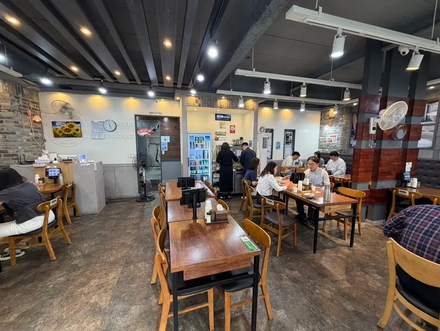 Spacious dining hall with many seats at Hanyang Dak Kalguksu Main Branch