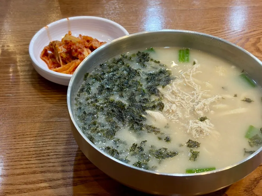 A bowl of dak kalguksu topped with laver garnish