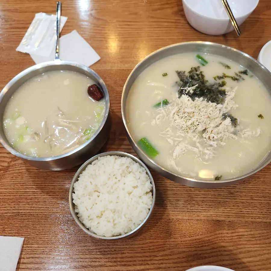 A hot soup dish at Hanyang Dak Kalguksu