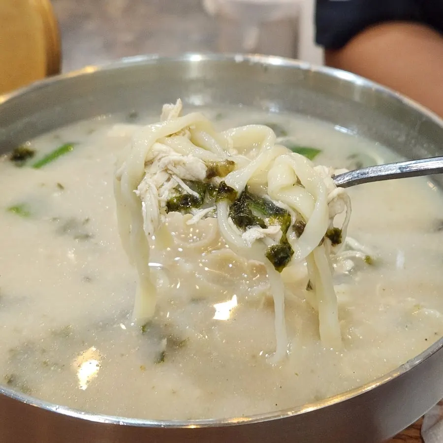 Table setting at Hanyang Dak Kalguksu