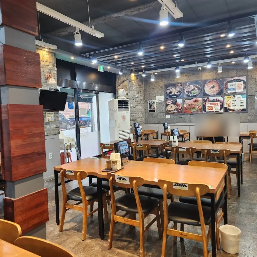 Interior atmosphere of Hanyang Dak Kalguksu