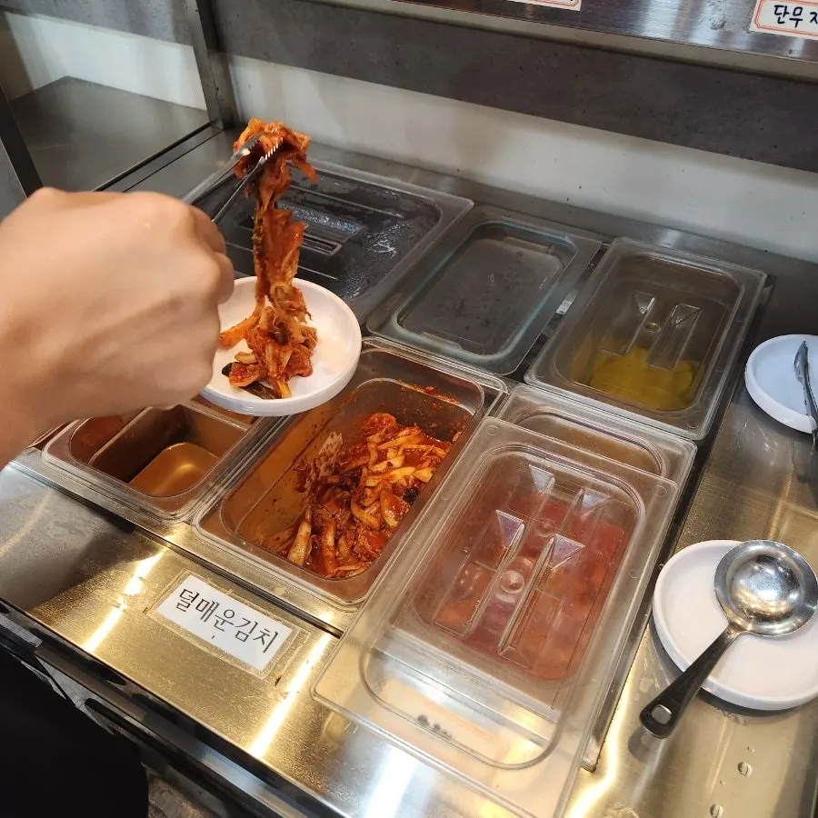 Kimchi self-serve bar at Hanyang Dak Kalguksu
