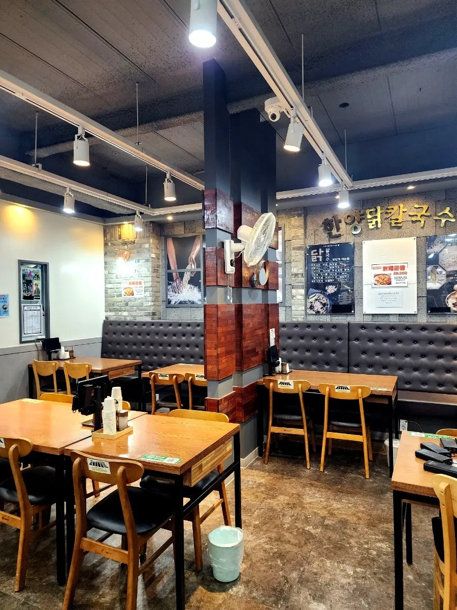 The spacious, clean interior of Hanyang Dak Kalguksu