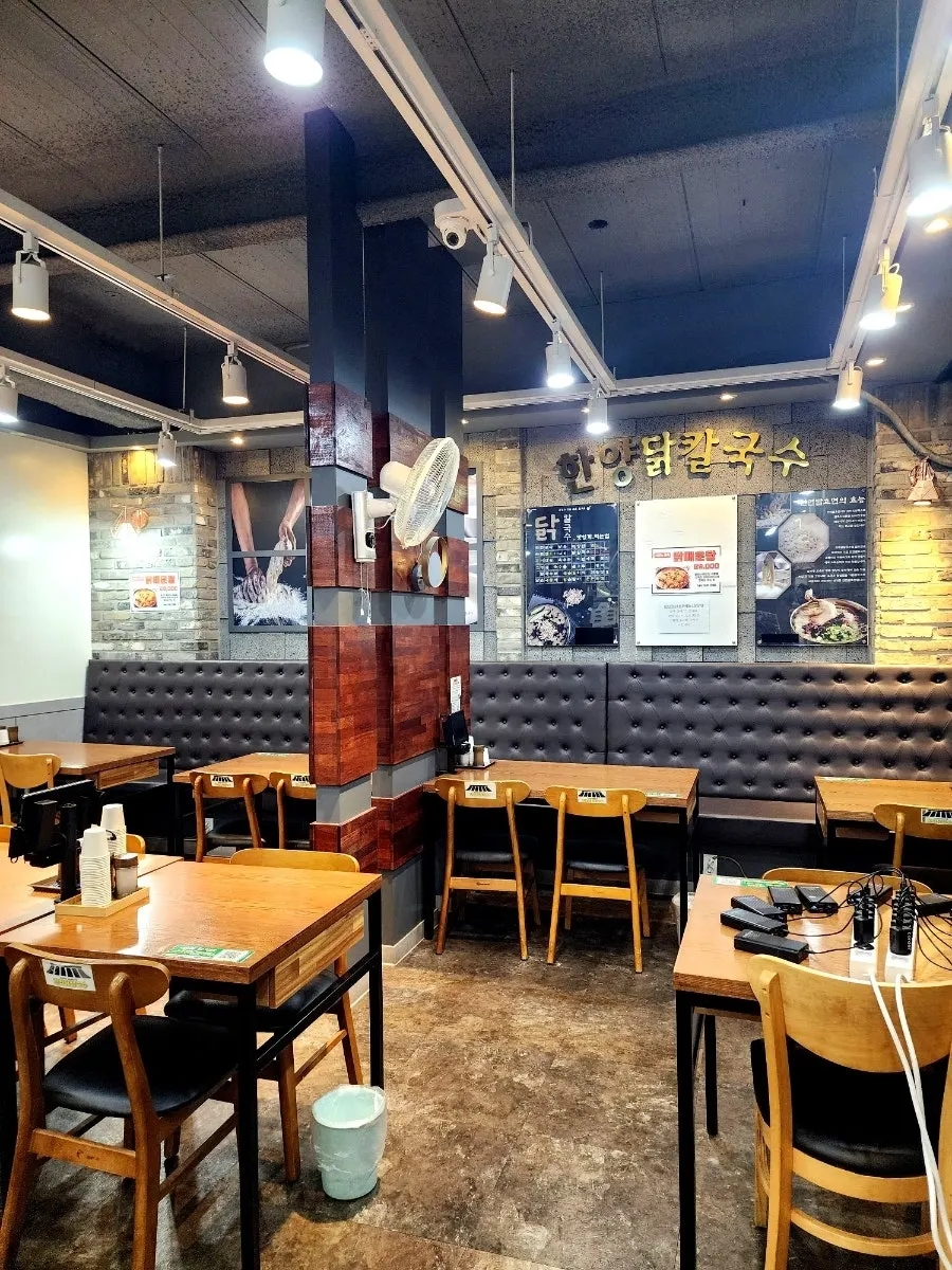Table layout inside Hanyang Dak Kalguksu's dining hall