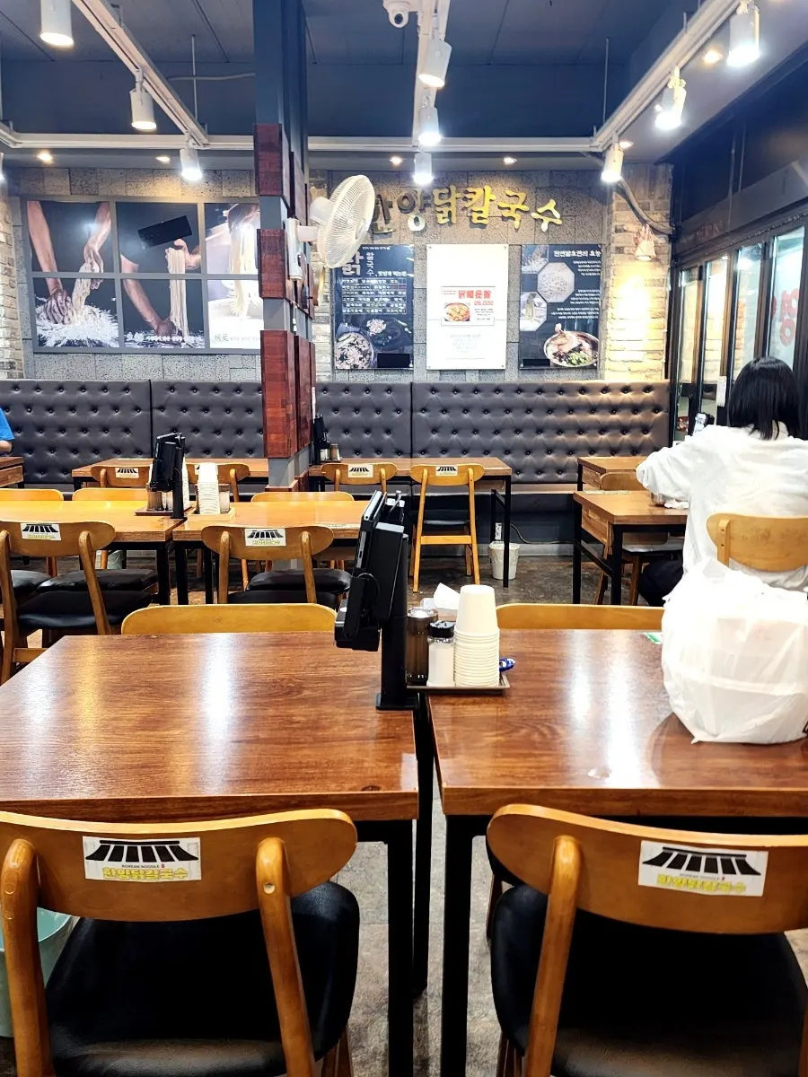 Seating good for groups at Hanyang Dak Kalguksu